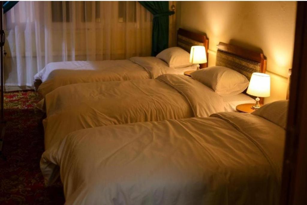 Postel nebo postele na pokoji v ubytování Cairo Hotel