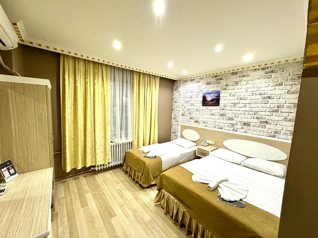Postel nebo postele na pokoji v ubytování Grand Oral Hotel