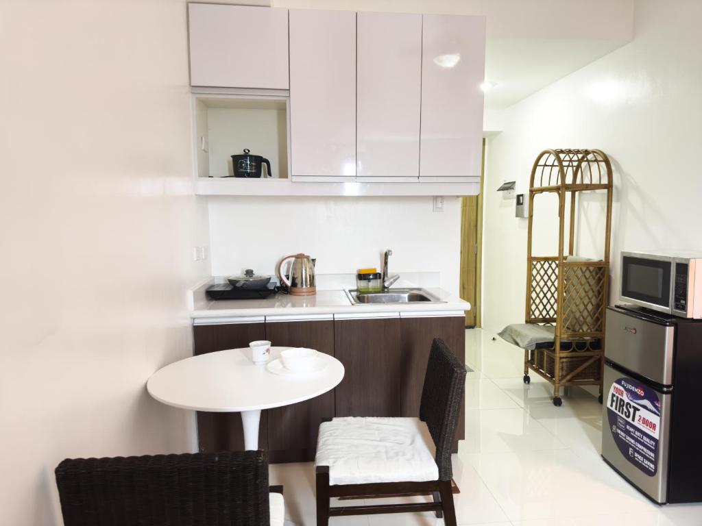 una pequeña cocina con mesa y encimera en The Embassy Pods, en Manila