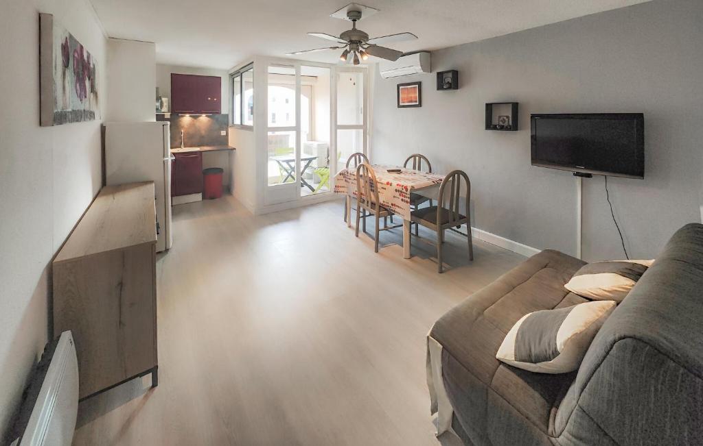 un salon avec un canapé et une table dans l'établissement 1 Bedroom Lovely Apartment In Agde, au Cap d'Agde