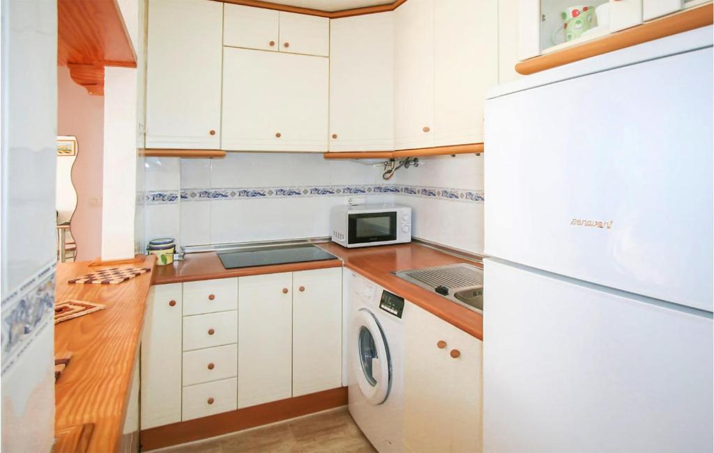 Kuchyň nebo kuchyňský kout v ubytování Nice Apartment In Los Arenales Del Sol