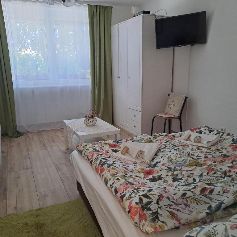 Łóżko lub łóżka w pokoju w obiekcie Tünde lak