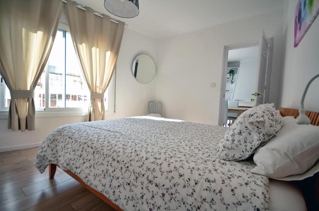 Postel nebo postele na pokoji v ubytování Sunny Apartment Central Sitges