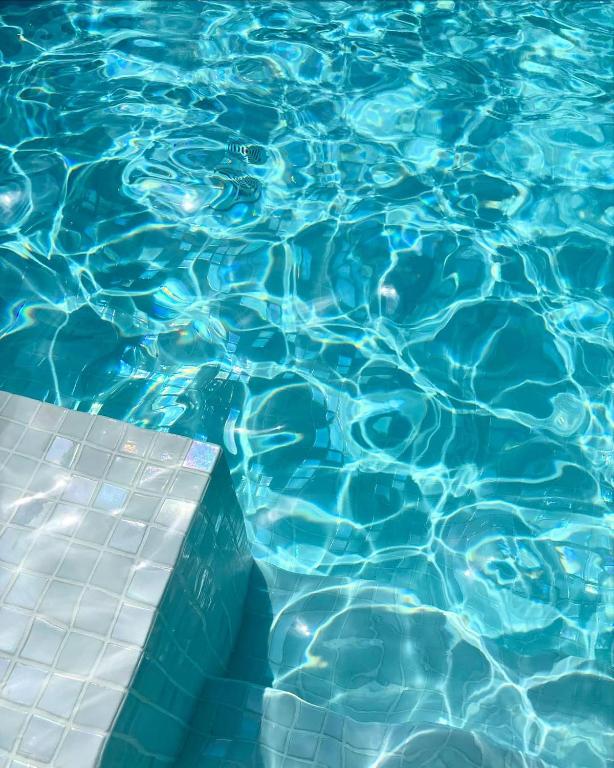 Bazén v ubytování Kinbi Private Villa - Goidhoo nebo v jeho okolí