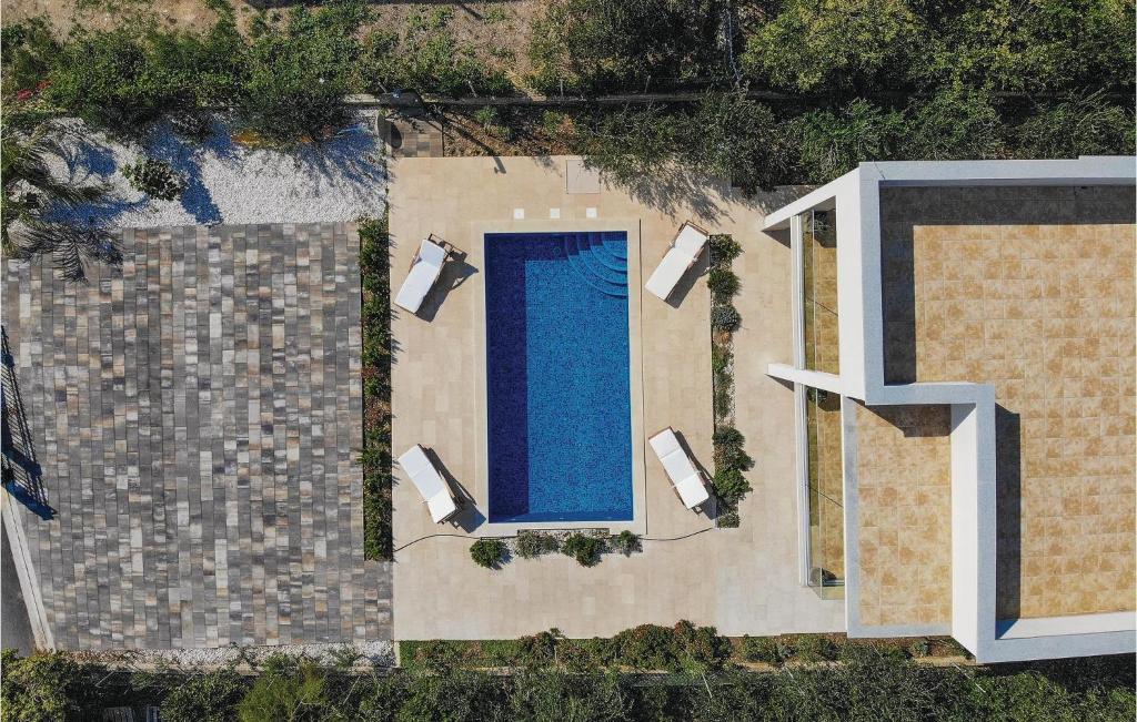 Bazén v ubytování Five-Bedroom Holiday Home In Kastel Stafilic nebo v jeho okolí