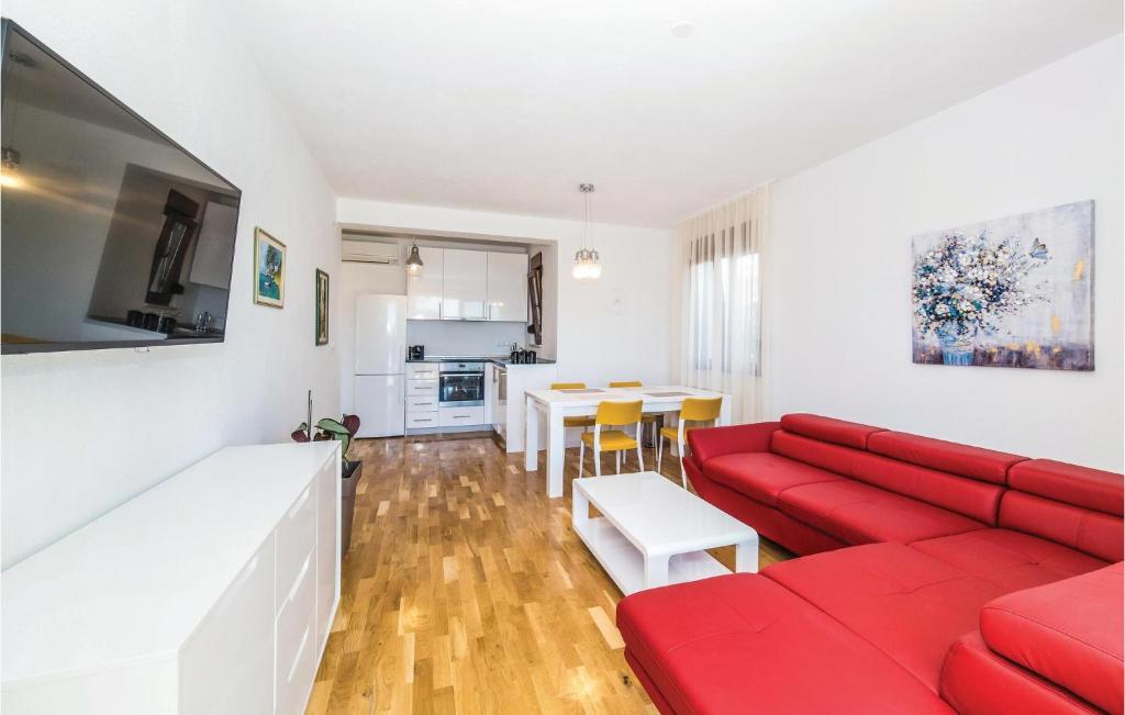 Posezení v ubytování Five-Bedroom Holiday Home In Kastel Stafilic