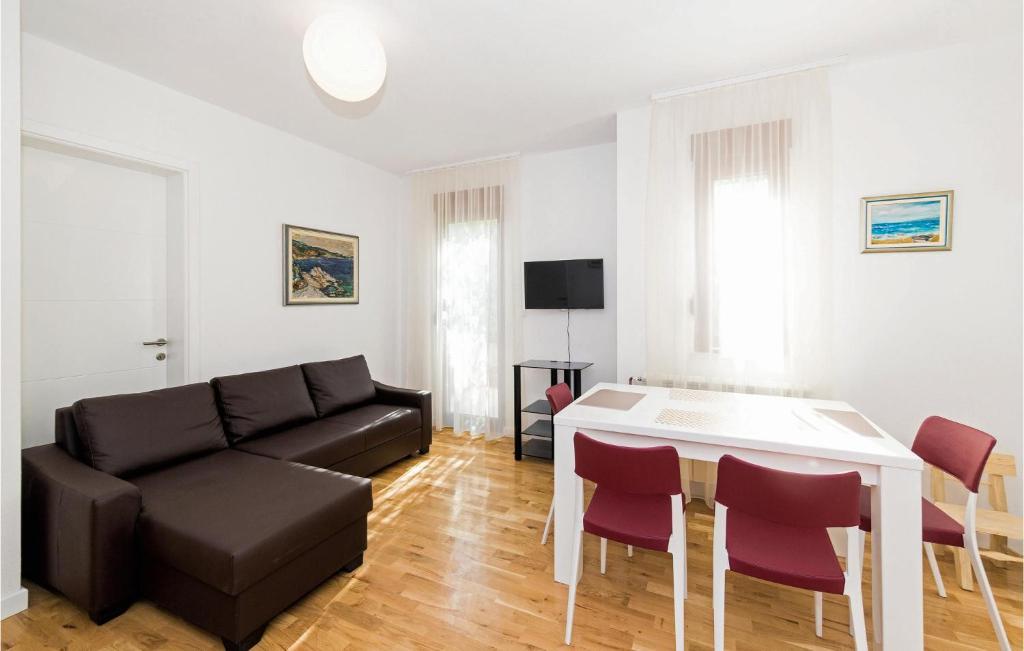 TV a/nebo společenská místnost v ubytování Five-Bedroom Holiday Home In Kastel Stafilic