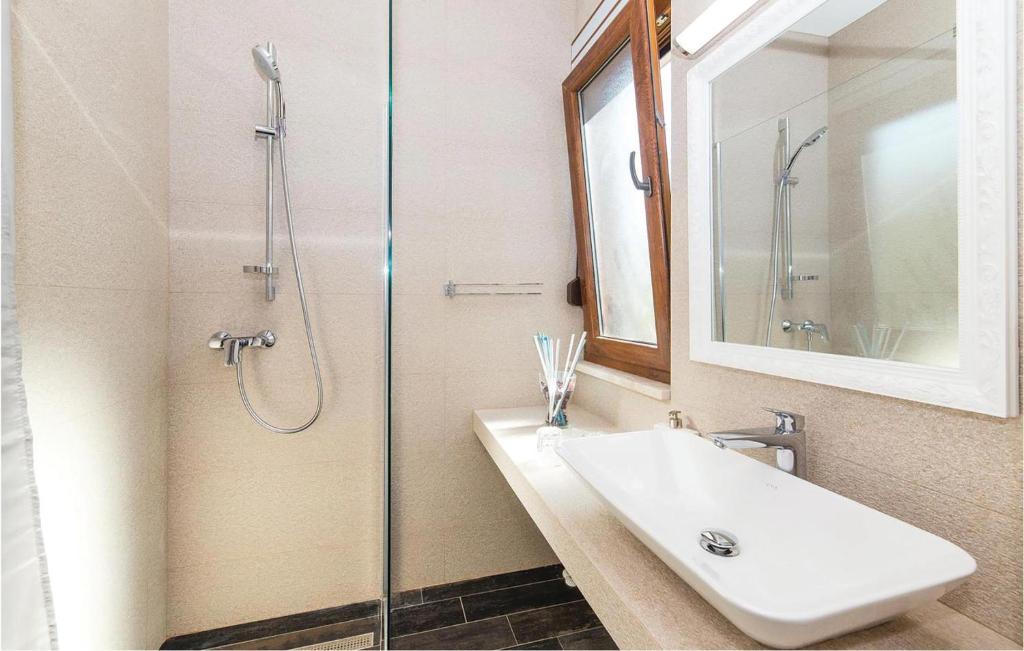 Koupelna v ubytování Five-Bedroom Holiday Home In Kastel Stafilic