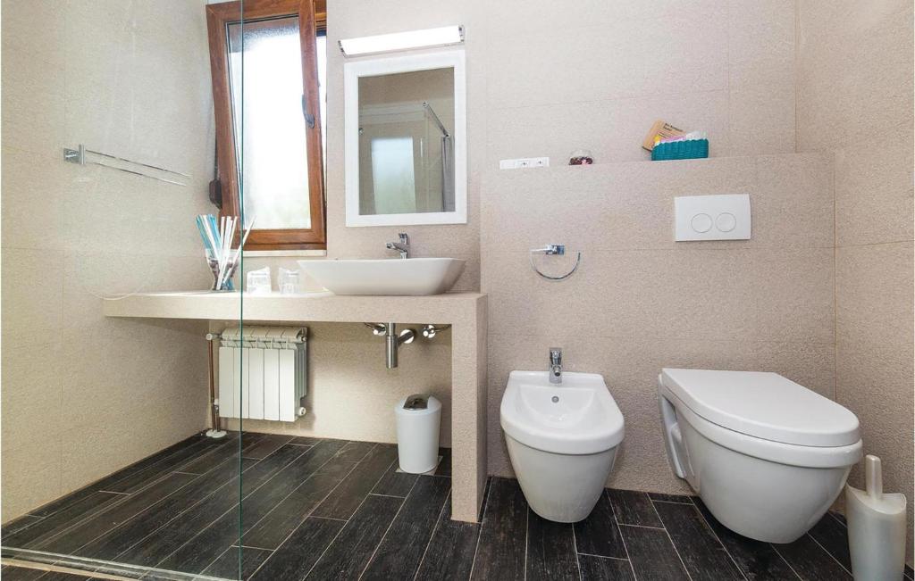 Koupelna v ubytování Five-Bedroom Holiday Home In Kastel Stafilic