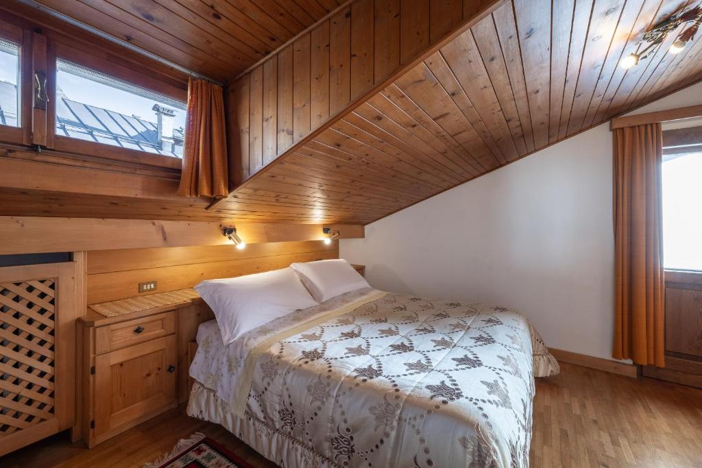 Postel nebo postele na pokoji v ubytování ATTICO Lodge