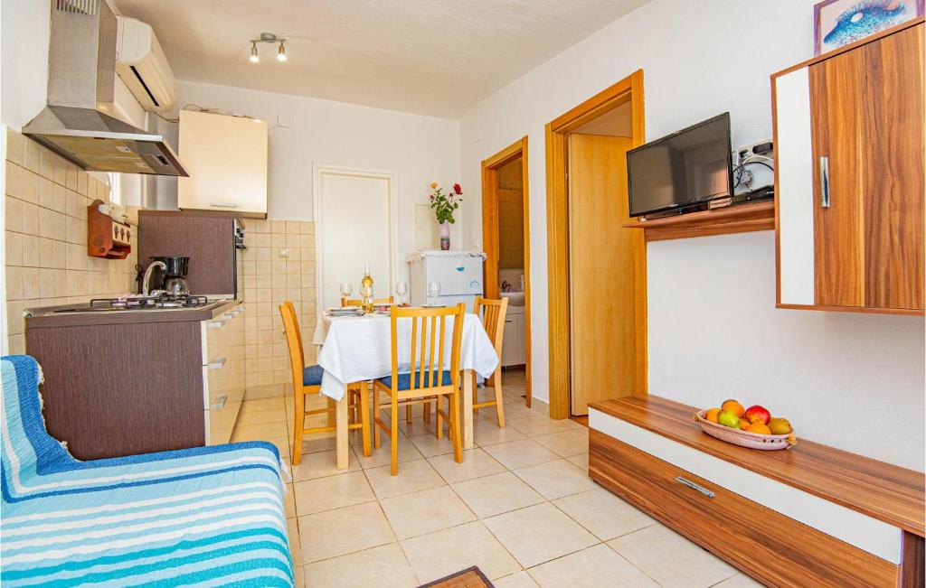 Kuchyň nebo kuchyňský kout v ubytování Stunning Apartment In Brodarica