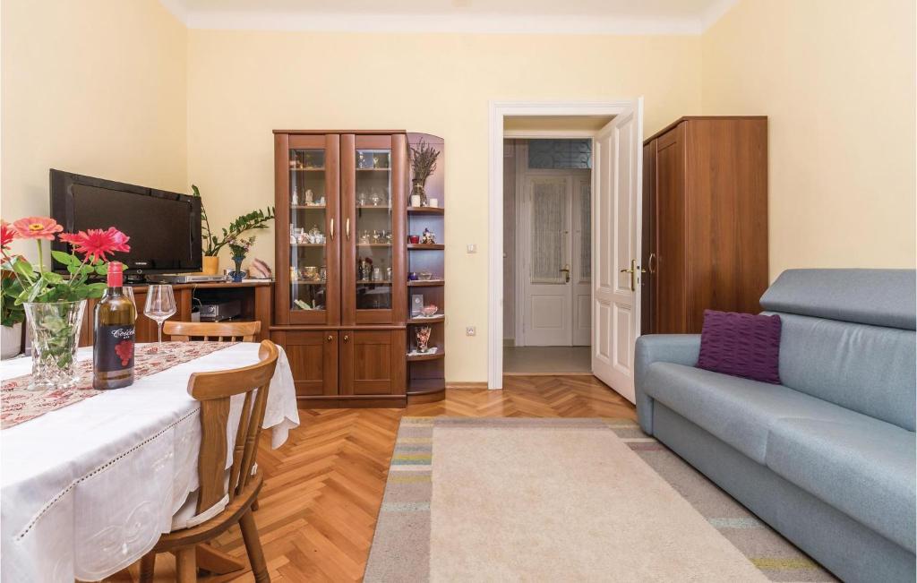salon z kanapą i stołem w obiekcie Lovely Apartment In Lovran With Kitchen w mieście Lovran