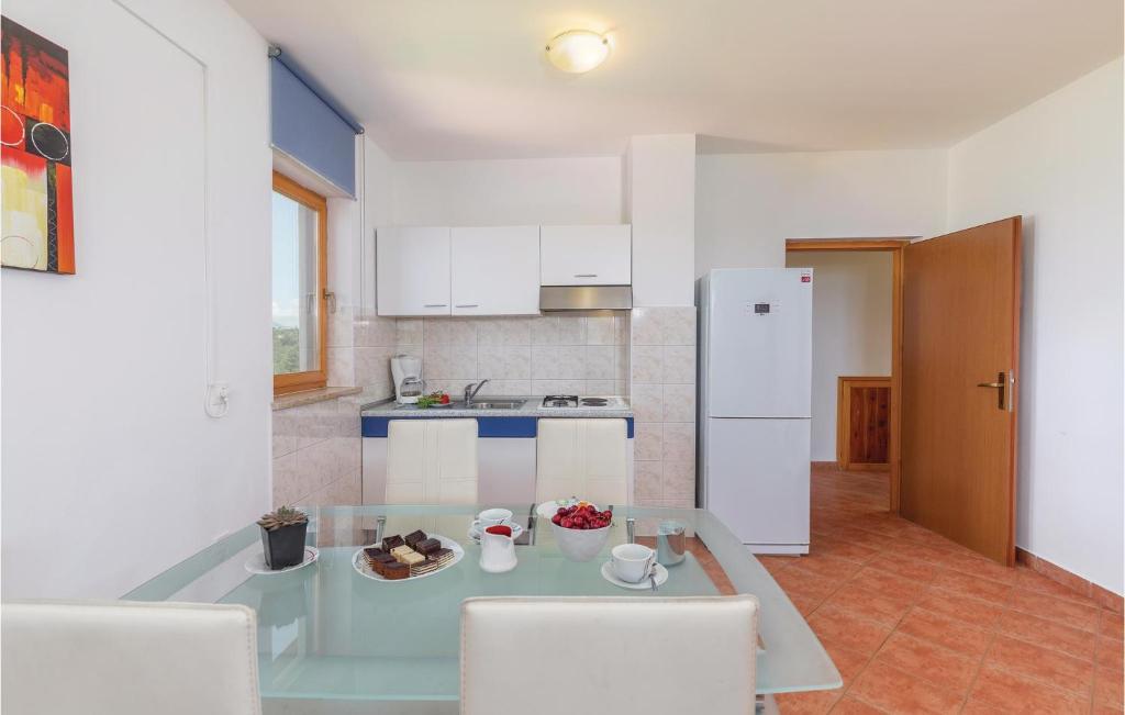 Kuchyňa alebo kuchynka v ubytovaní 7 Bedroom Nice Home In Labin
