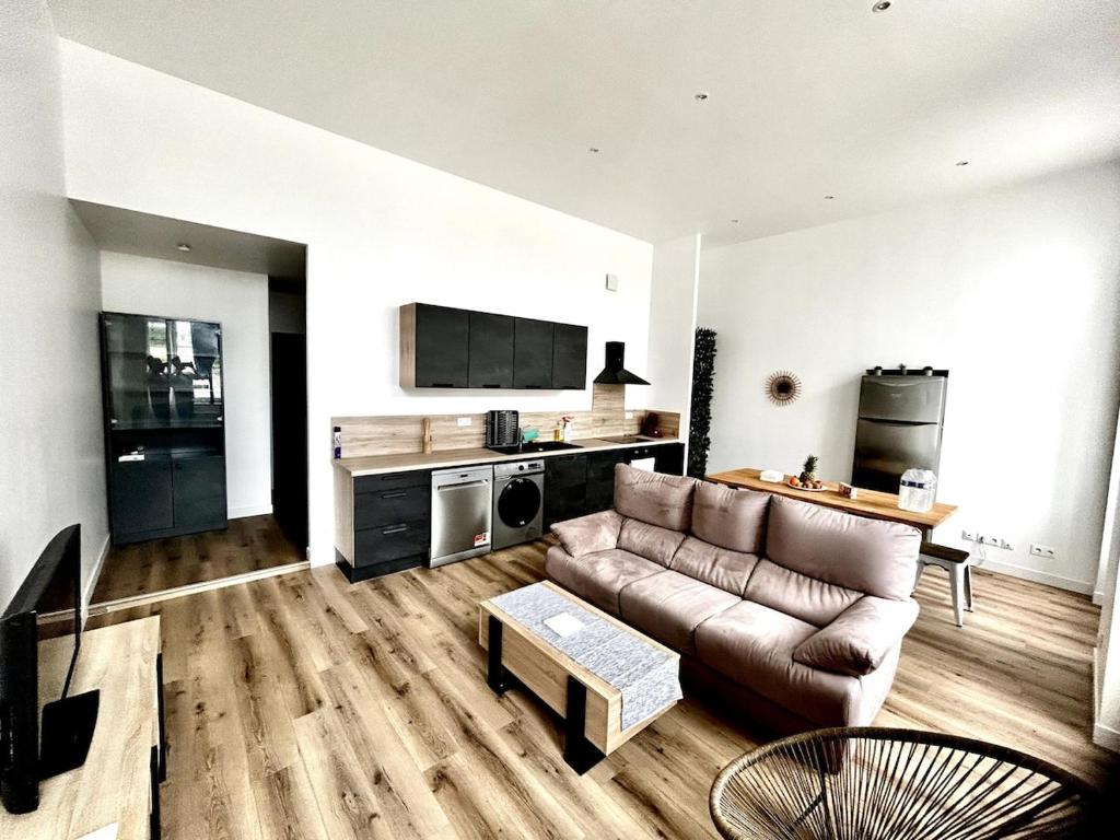 un salon avec un canapé et une table dans l'établissement Modern app #2 renovated ground floor 4pers, à Cherbourg en Cotentin