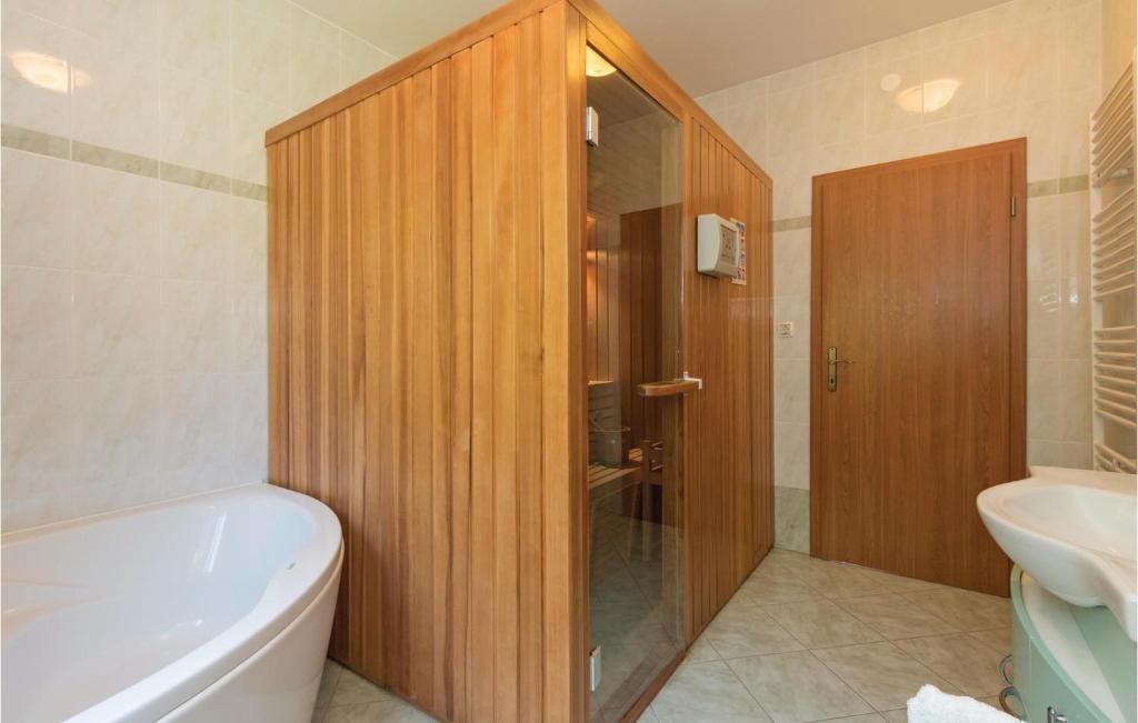 Kúpeľňa v ubytovaní Beautiful Home In Liznjan With Sauna
