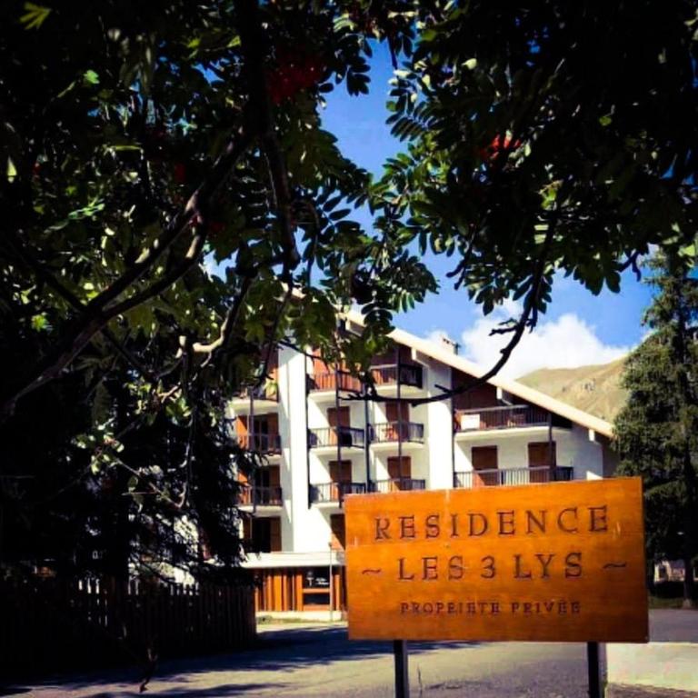 un panneau devant un bâtiment dans l'établissement Charmant studio tout équipé Auron 4-5p, à Saint-Étienne-de-Tinée