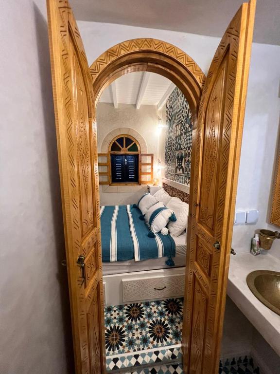Postel nebo postele na pokoji v ubytování Riad dar Hania