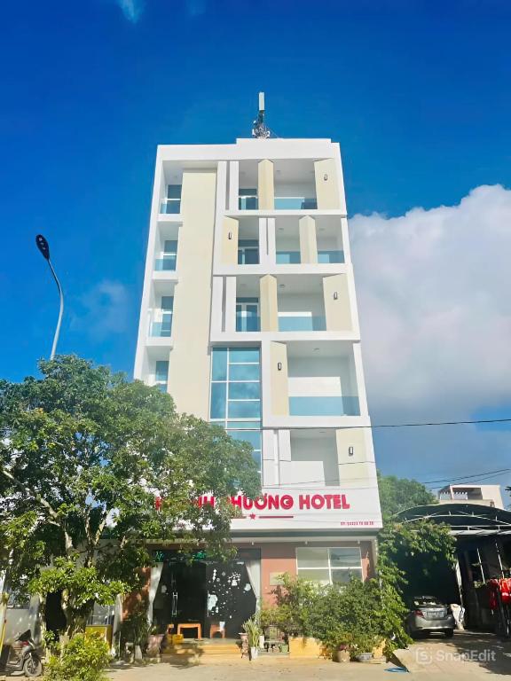 a white building with a hong kong hotel sign on it at Khách sạn Khánh Phương in Quảng Trị