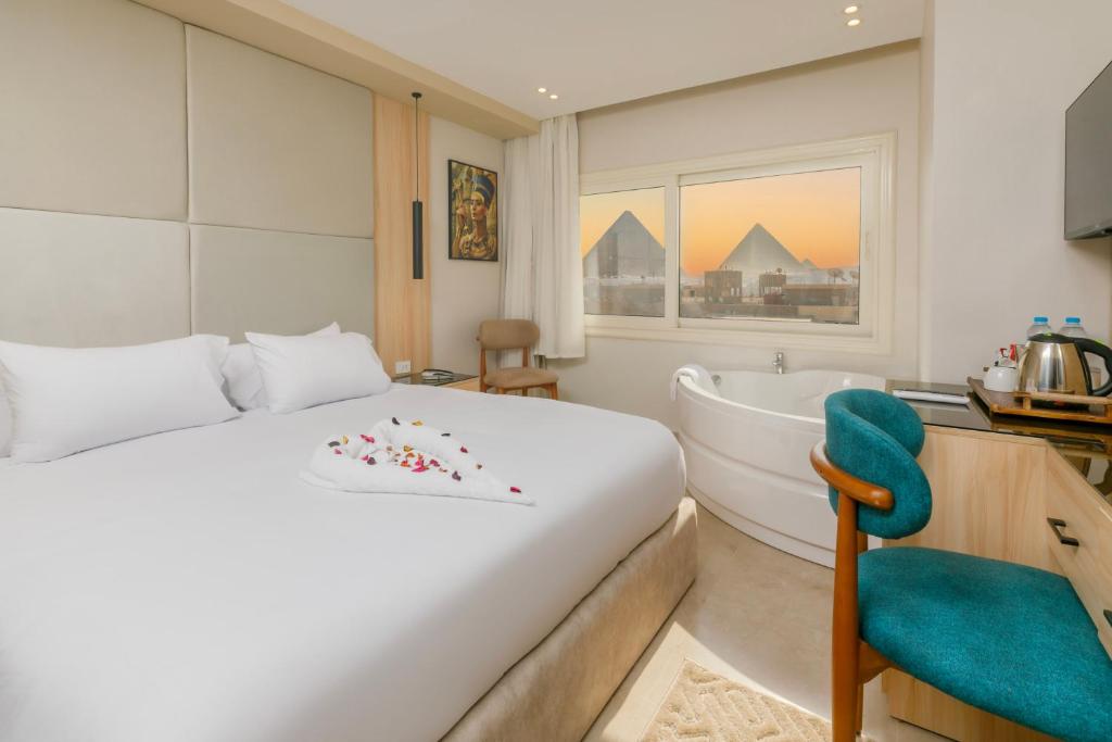 Postel nebo postele na pokoji v ubytování Tiye Pyramids Hotel