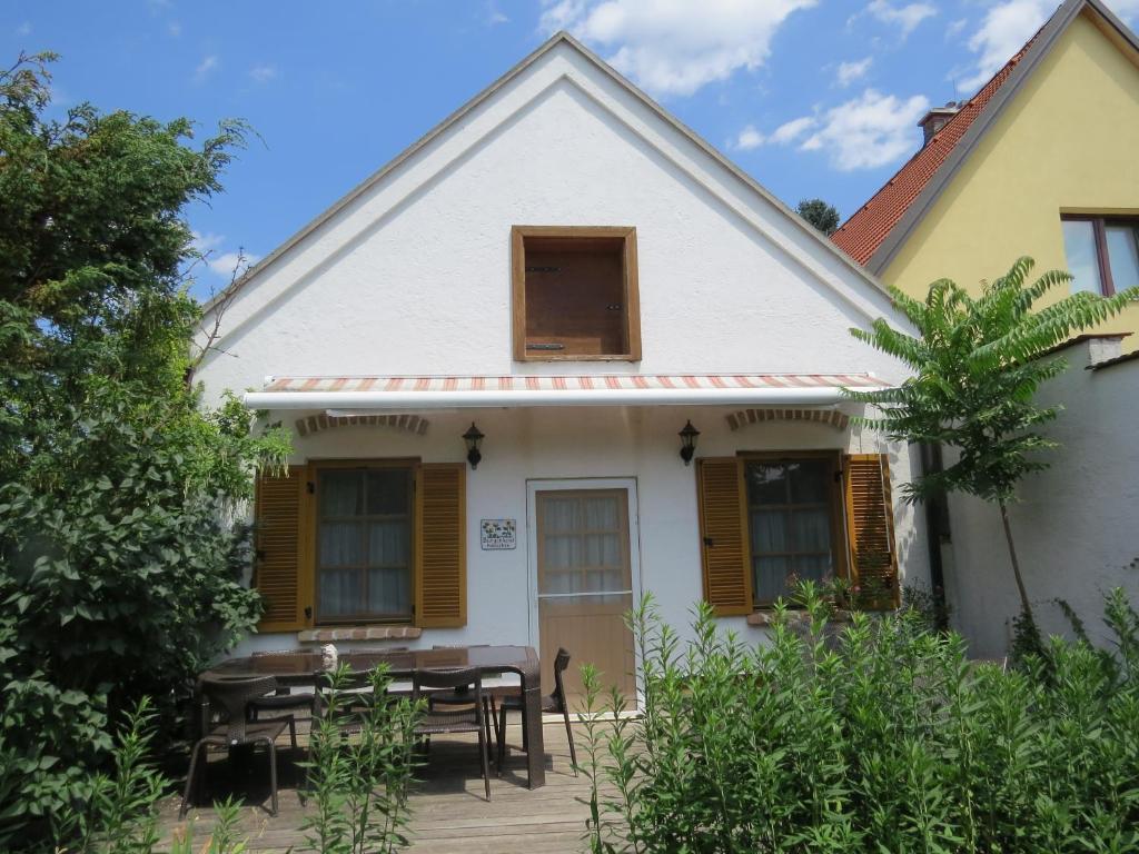 una casa con un tavolo davanti di Romantik Chalet a Breitenbrunn am Neusiedler See