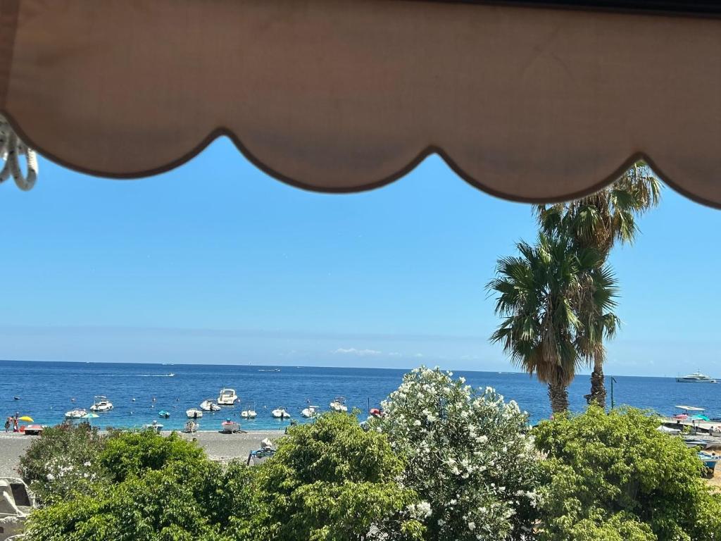 a view of a beach with umbrellas and the ocean at Case Vacanze Bedda Iole in Canneto