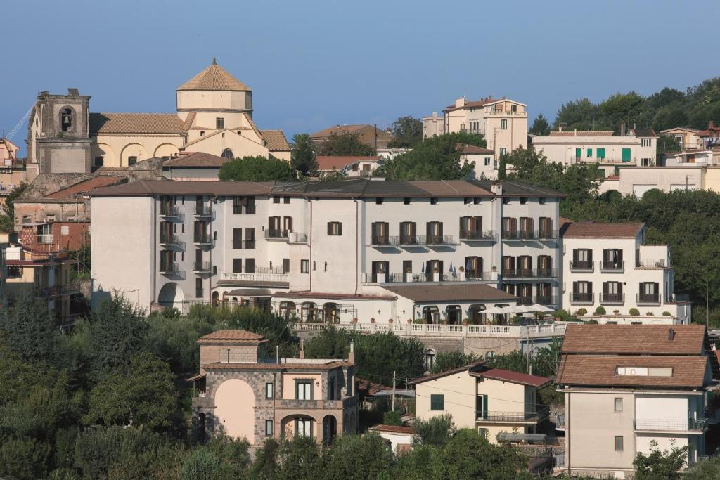 Výhľad na mesto SantʼAgata sui Due Golfi alebo výhľad na mesto priamo z hotela