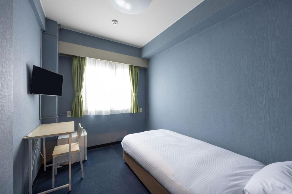 福山市にあるFukuyama Royal Hotel - Vacation STAY 46665vのベッドと机と窓のある寝室