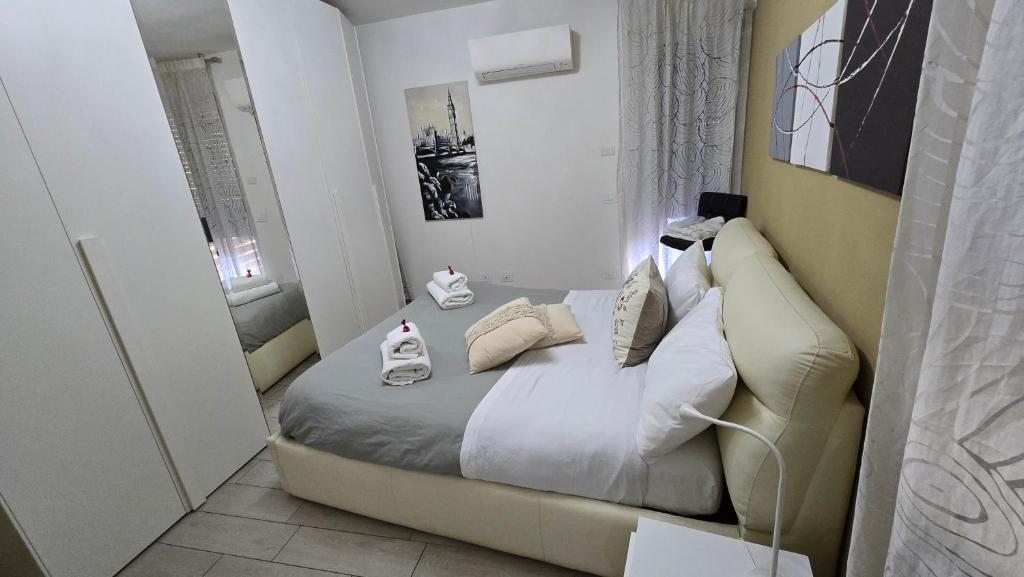 Postel nebo postele na pokoji v ubytování VARESE PRIME - Large independent Apartment, Air conditioning, 2 Bathrooms, 2 free covered Parking spaces, NO restricted traffic zone, Train Station 100m, Theatre 150m, Historic City Centre