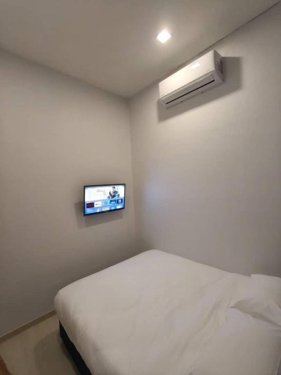TV a/nebo společenská místnost v ubytování Room 2 U Hostel & Guest House