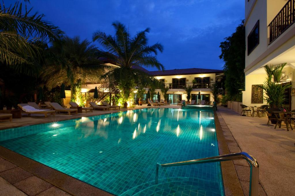 Bazén v ubytování Baan Souy Resort nebo v jeho okolí