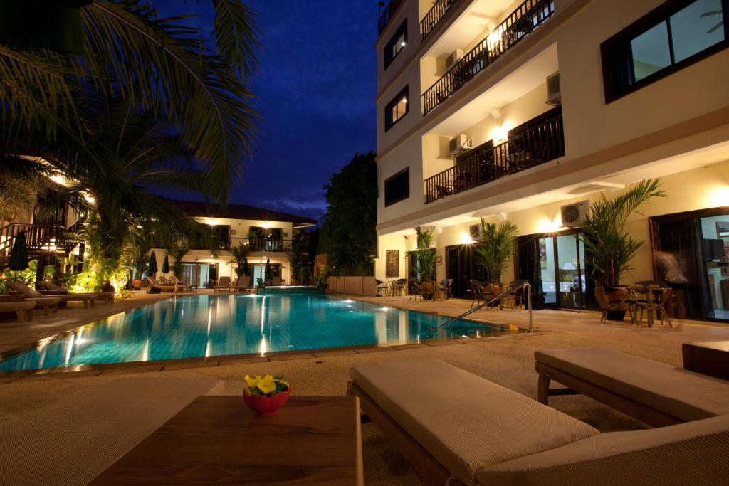 Bazén v ubytování Baan Souy Resort nebo v jeho okolí