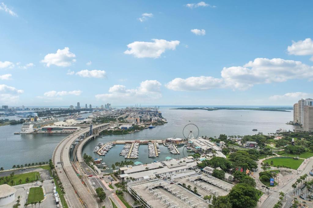 Stunning Lux 2 Bed 2 Bath with Panoramic View from Balcony photo