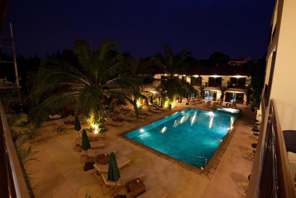 Bazén v ubytování Baan Souy Resort nebo v jeho okolí
