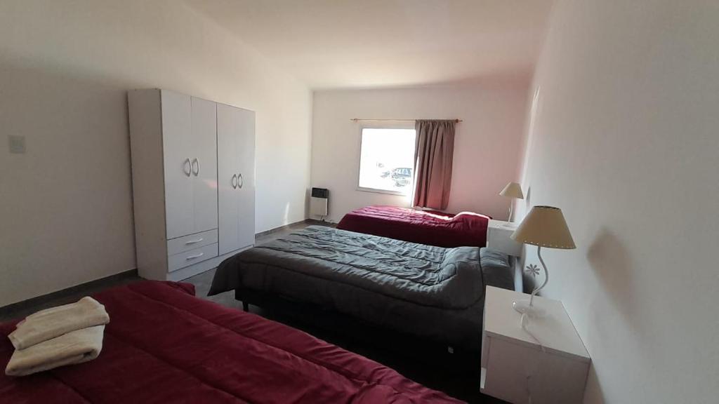 En eller flere senge i et værelse på Posada Del Montañés Cabañas