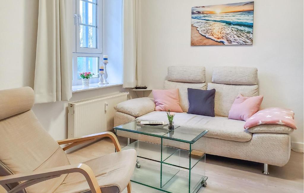a living room with a couch and a table at Awesome Apartment In Hohen Wieschendorf in Hohen Wieschendorf