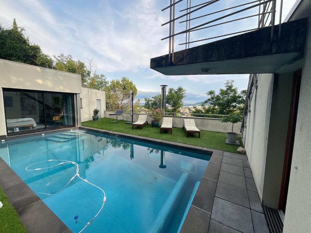 une piscine dans l'arrière-cour d'une maison dans l'établissement Havre de paix avec piscine et vue imprenable, à Durtol