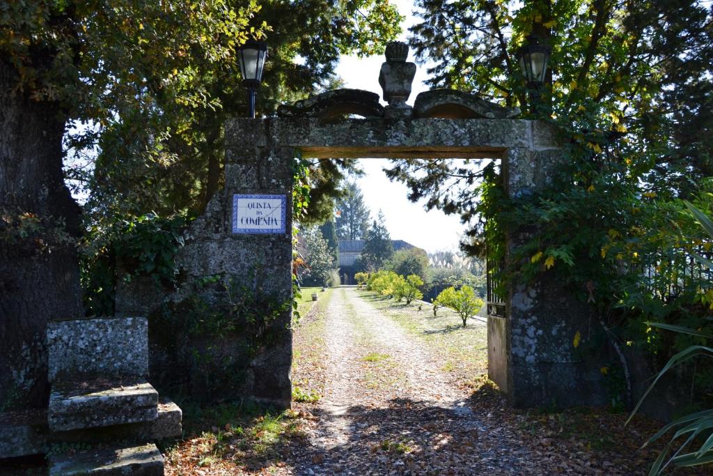 una entrada a un cementerio con una puerta de piedra en Quinta da Comenda en São Pedro do Sul