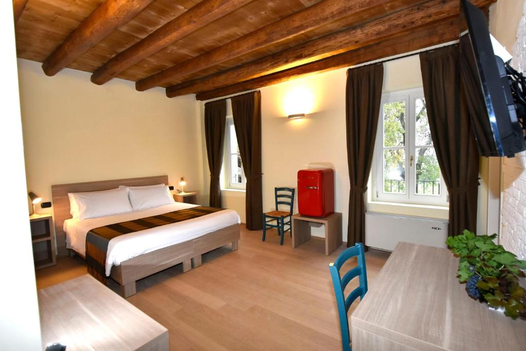 コラ・ディ・ラツィーゼにあるLe Palazzoleのベッドルーム1室(ベッド1台、テレビ付)