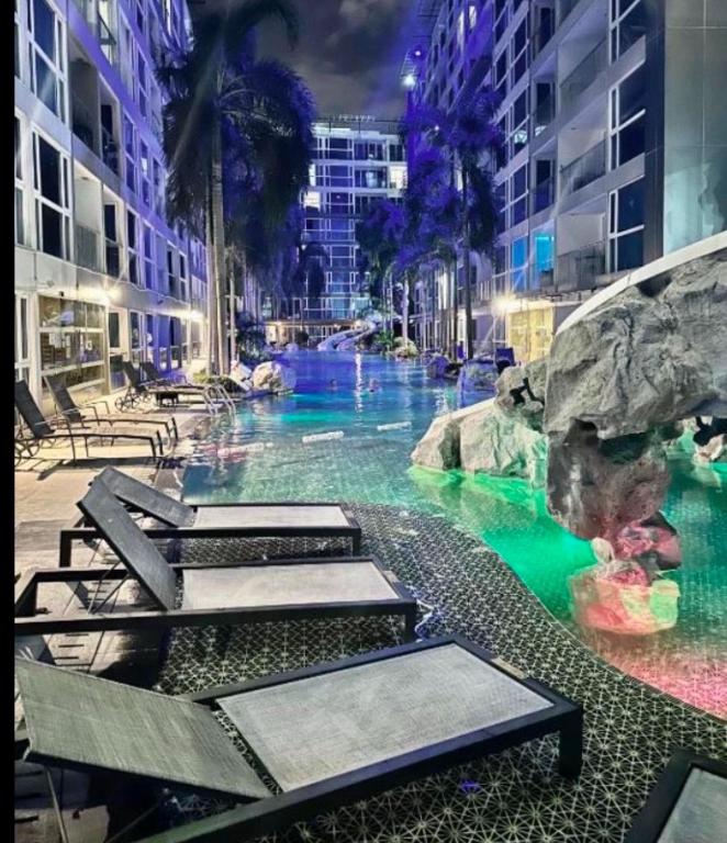 Bazén v ubytování Centara Pattaya Apartment nebo v jeho okolí