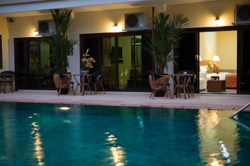 Bazén v ubytování Baan Souy Resort nebo v jeho okolí