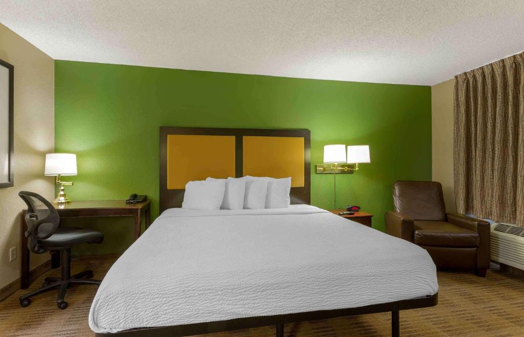 Postel nebo postele na pokoji v ubytování Extended Stay America Select Suites - Salt Lake City - Sandy