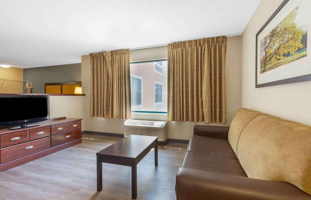 TV a/nebo společenská místnost v ubytování Extended Stay America Select Suites - Salt Lake City - Sandy