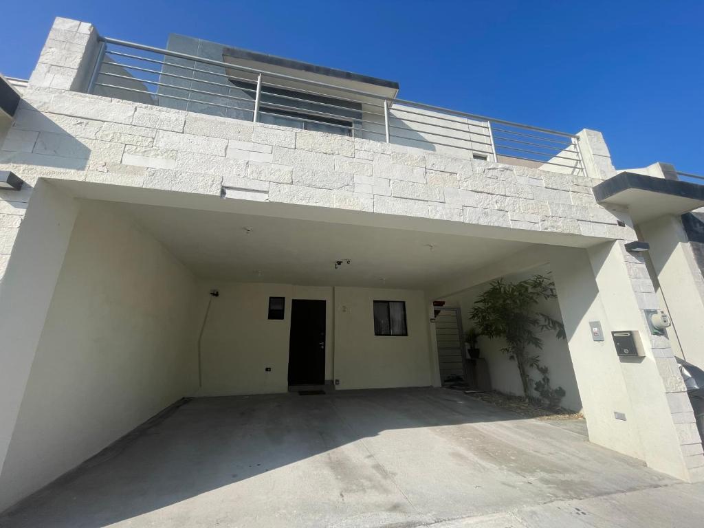 an empty garage with a building with a window at Casa súper Equipada Cumbres Dominio in Monterrey