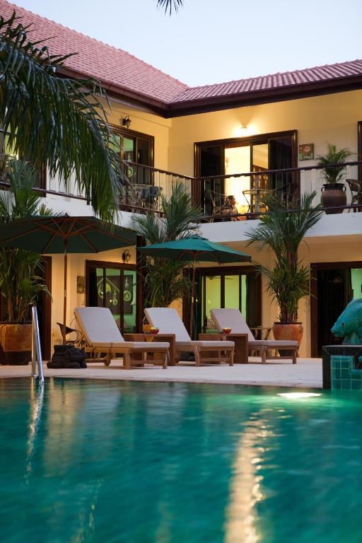 Bazén v ubytování Baan Souy Resort nebo v jeho okolí