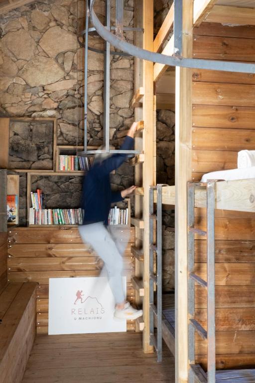 une personne monte les escaliers dans une chambre dans l'établissement Relais - U Machjonu, à Tolla