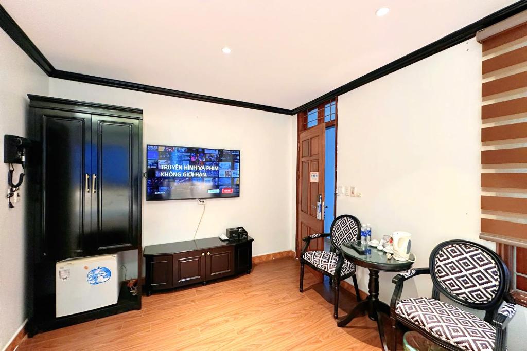 TV a/nebo společenská místnost v ubytování Hoang Gia Hotel Cau Giay
