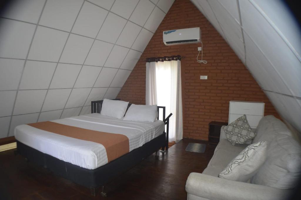 Postel nebo postele na pokoji v ubytování Ciel Star Anuradhapura