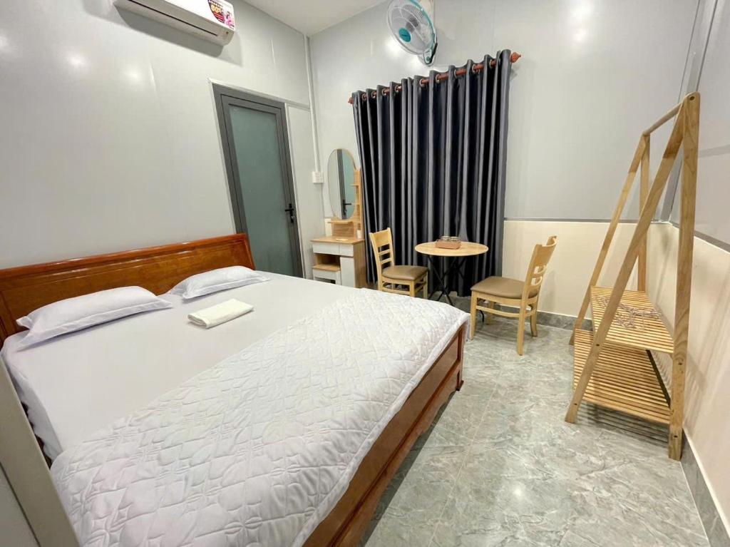 Postel nebo postele na pokoji v ubytování Nhà Nghỉ B42-43