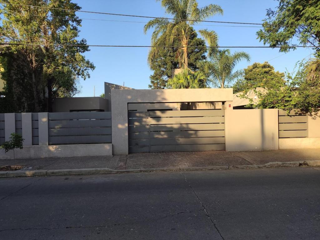 a house with a white fence and a street at La mejor opción para tu estadía en Córdoba con amigos in Cordoba