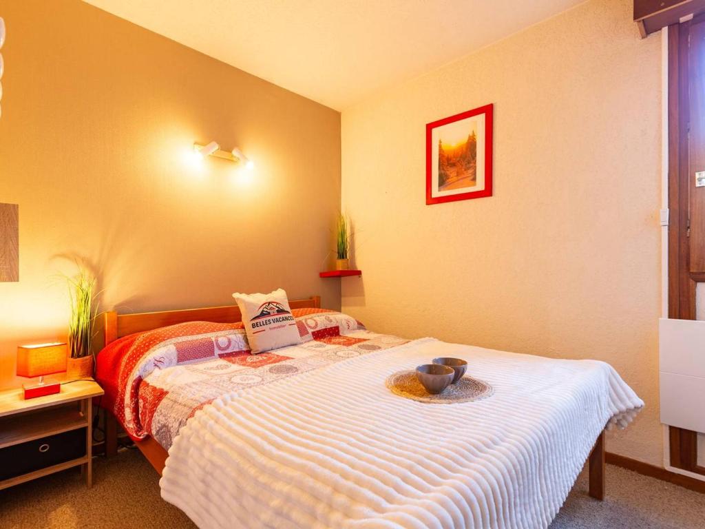 - une chambre avec un lit et un bol dans l'établissement Confort à St Lary: T2, 4 pers, jacuzzi, sauna, gym, parking - FR-1-296-512, à Vignec